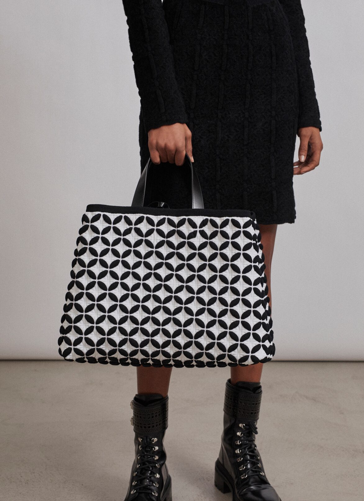 KNIT TOTE BAG ALAÏA BLACK/WHITE KNIT TOTE BAG